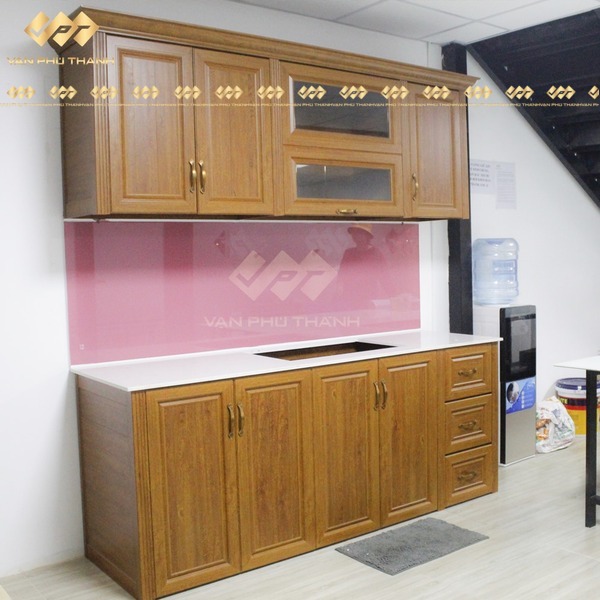Tủ bếp nhôm vân gỗ là xu hướng mới nhất trong năm 2021, mang đến cho không gian bếp của bạn một vẻ đẹp hiện đại và sang trọng. Bảng báo giá và mẫu tủ bếp nhôm vân gỗ đẹp mới nhất của chúng tôi đảm bảo sẽ làm bạn hài lòng với thiết kế đẹp mắt và chất lượng tốt. Hãy liên hệ với chúng tôi để được tư vấn và giải đáp mọi thắc mắc của bạn.
