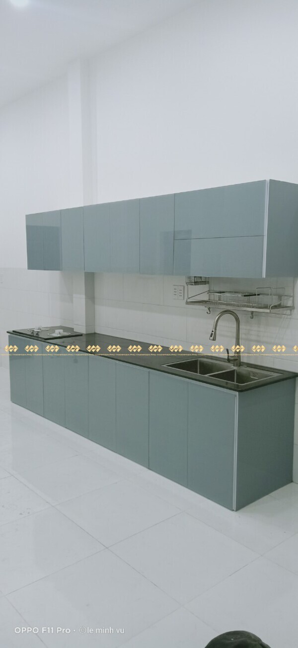 Tủ bếp đơn giản nhưng được làm từ chất liệu nhôm kính có độ bền cao vượt trội. 