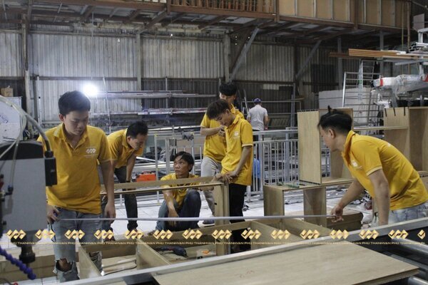 Hình ảnh đội ngũ thợ Vạn Phú Thành đang sản xuất, thi công tại xưởng. 