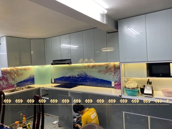 Đội ngũ Vạn Phú Thành đang tiến hành lắp đặt tủ bếp kịch trần cho khách hàng. 