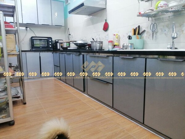 Tủ bếp hợp kim chữ L cho không gian bếp nhỏ.