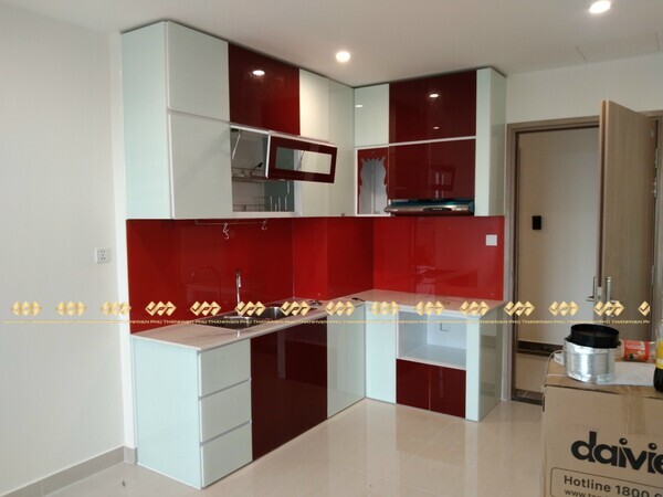 Mẫu tủ bếp nhôm kính màu đỏ cho chủ nhà mạng Hỏa tham khảo.