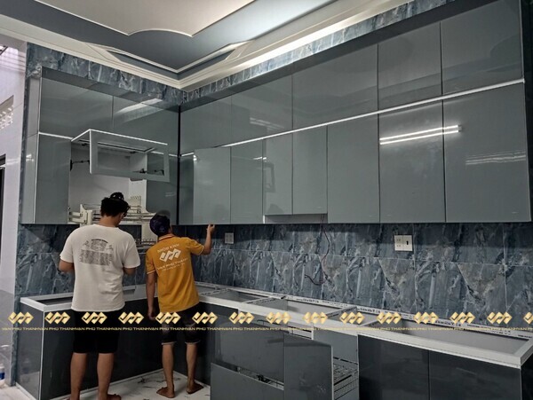 Tủ bếp nhôm kính đẹp Vạn Phú Thành đang lắp cho khách hàng.
