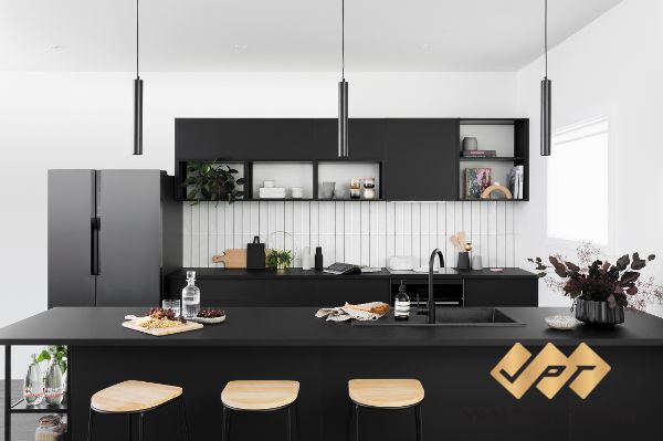Thiết kế tủ bếp màu đen hài hòa với các gam màu đen trắng