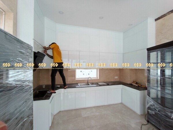 Tủ bếp nhôm kính màu trắng do Vạn Phú Thành thi công.