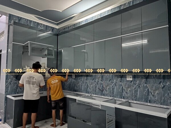 Vạn Phú Thành có kinh nghiệm nhiều năm trong thi công, lắp đặt tủ bếp các loại.