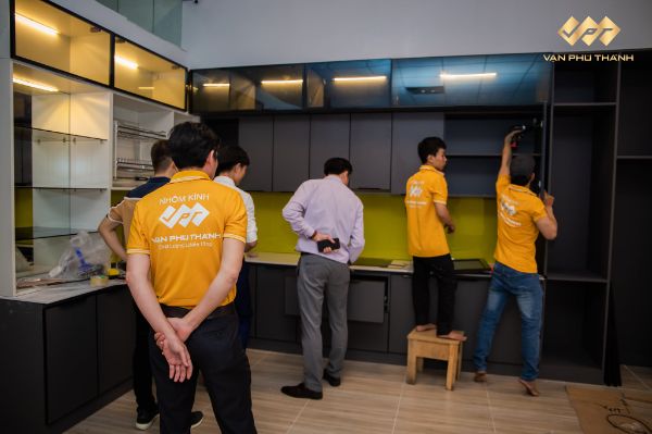 Khách hàng ghé tham quan trải nghiệm các loại vật liệu làm tủ bếp và quy trình sản xuất tủ bếp tại showroom Vạn Phú Thành