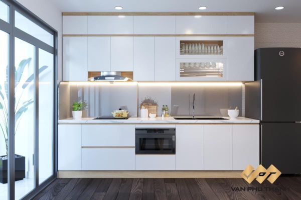 Tủ bếp cao kịch trần màu trắng tạo cảm giác không gian thông thoáng hơn