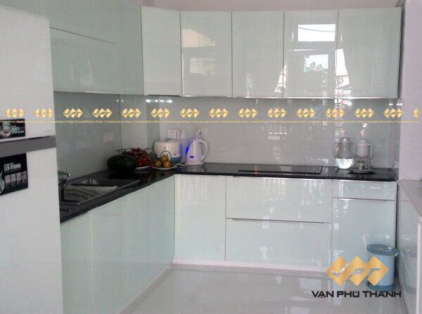 Tủ bếp nhôm trắng đem lại cảm giác sang & sáng cho tổng thể không gian nhà bếp