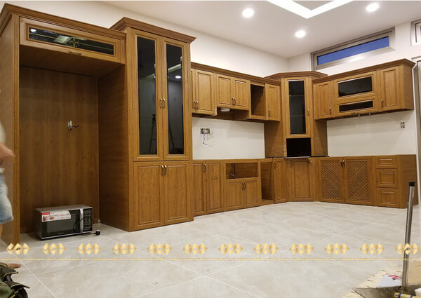 Mẫu tủ bếp Omega đẹp thi công hoàn thiện bởi đội ngũ Vạn Phú Thành. Tủ có tích hợp tủ rượu và máy rửa chén âm tủ