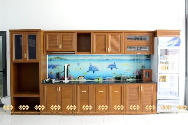 Tủ bếp nhôm kính cao cấp dòng nhôm nội thất giả gỗ tại showroom