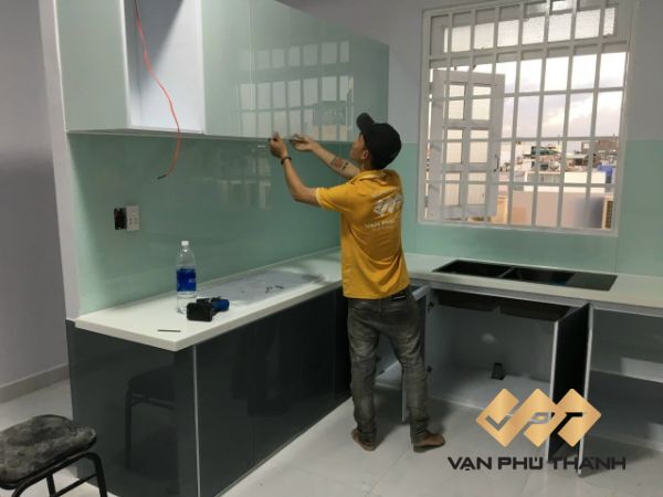 Đội ngũ Vạn Phú Thành lắp đặt tủ bếp chữ L có cửa sổ cho nhà nhỏ