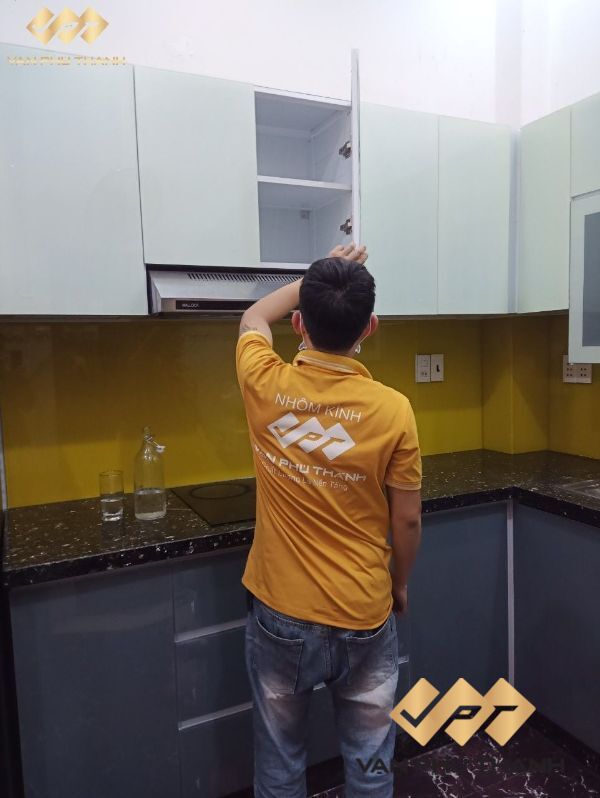 Tủ bếp nhôm cao cấp Vạn Phú Thành lắp đặt kèm phụ kiện & thiết bị nhà bếp thông minh