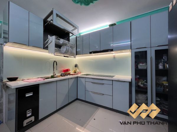 Tủ kệ bếp đẹp cho nhà nhỏ với thiết kế tối ưu không gian, sử dụng các loại phụ kiện nhà bếp thông minh