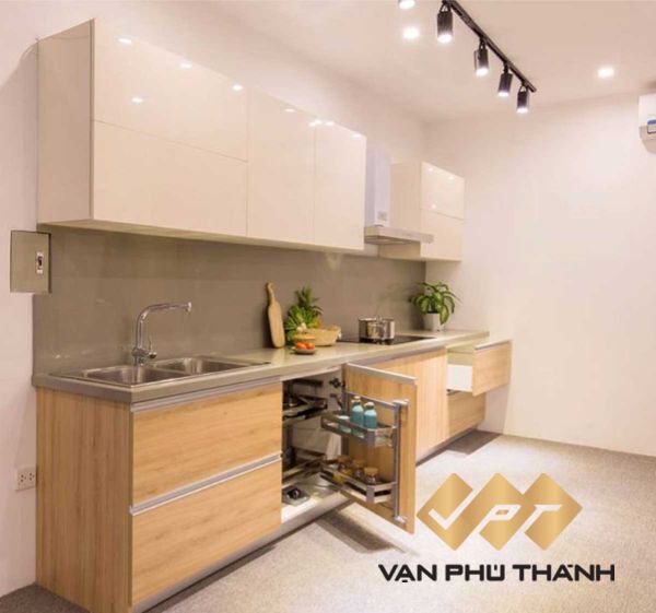 Tủ bếp gỗ công nghiệp Acrylic giá tốt tại showroom bếp Vạn Phú Thành