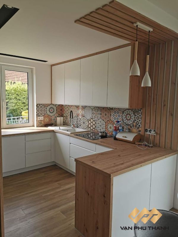 Thiết kế tủ bếp dưới bằng gỗ nhựa đơn giản sang trọng cho không gian nhà nhỏ, tận dụng cửa sổ để không gian thoáng đãng