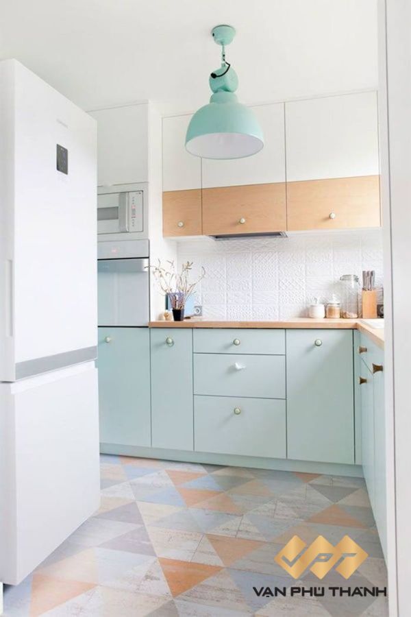 Tủ bếp màu xanh mint pha ánh trắng nhiều, đem lại cảm giác khoan khái dễ chịu