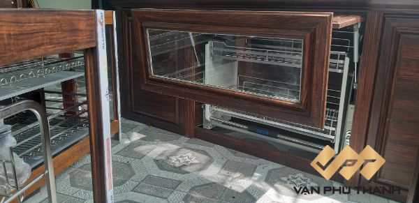 Mẫu tủ bếp nhôm Queen Viet lắp đặt hoàn thiện tại xưởng, đây là tủ bếp phía trên có tích hợp giá bát nâng hạ cao cấp